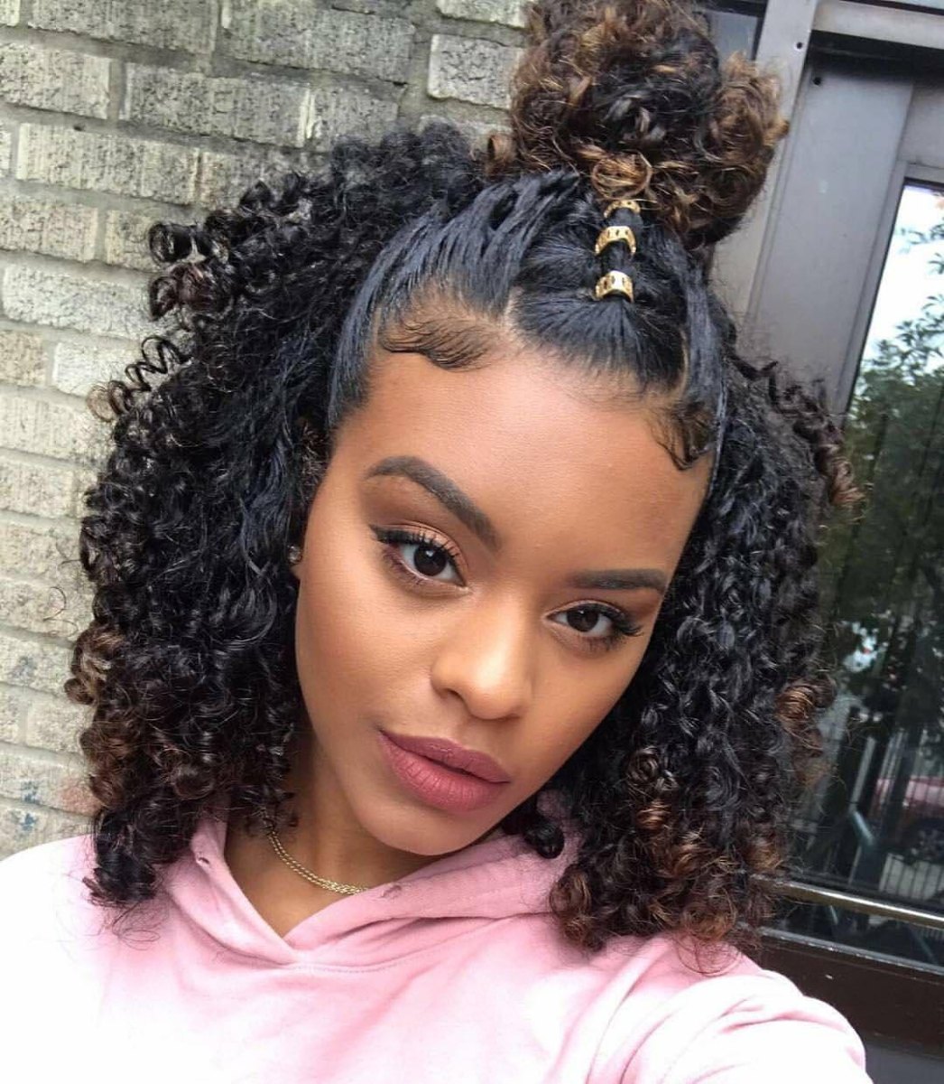 Moderner Half Up Dutt Locken Look