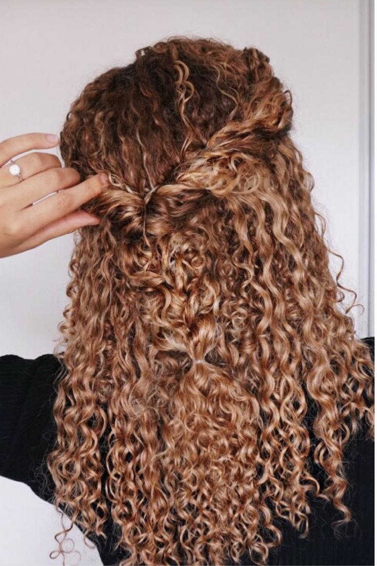 Natürliche Locken mit weichen Strähnen
