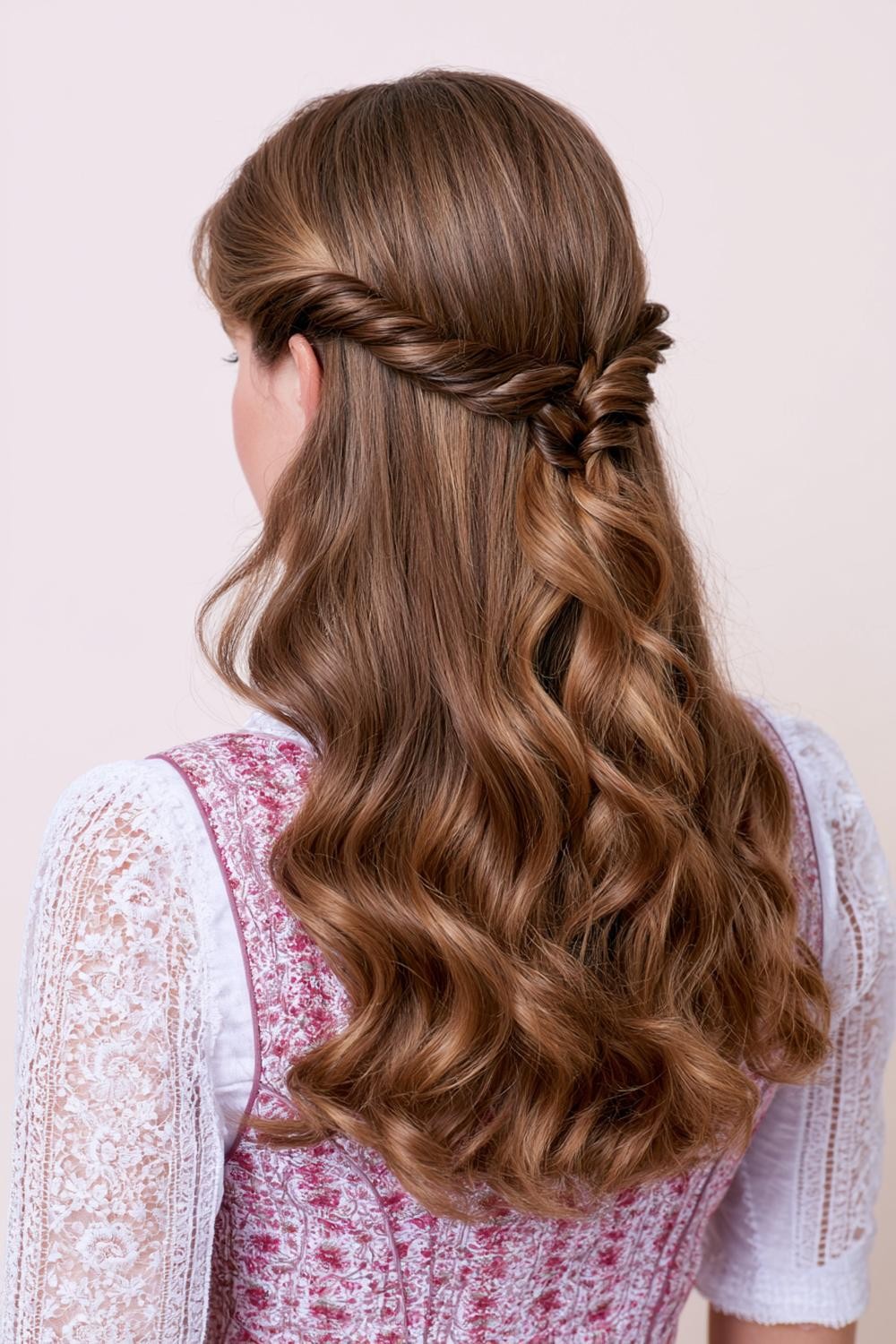 Gedrehte Seitenpartie mit Locken