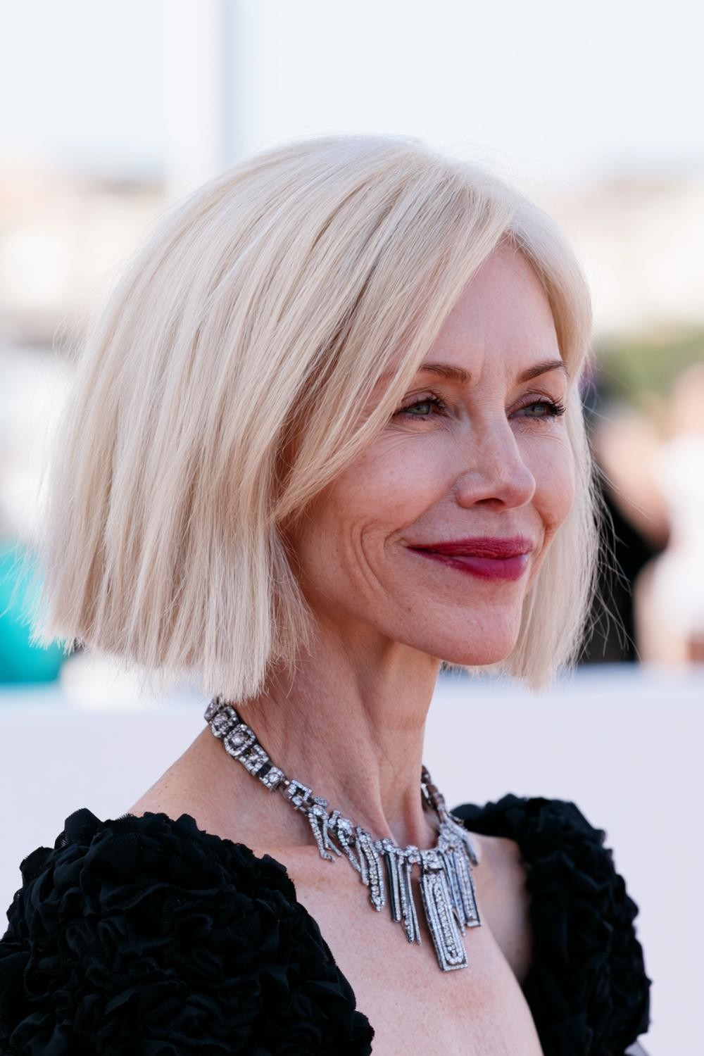 Platinblonder Sleek-Bob