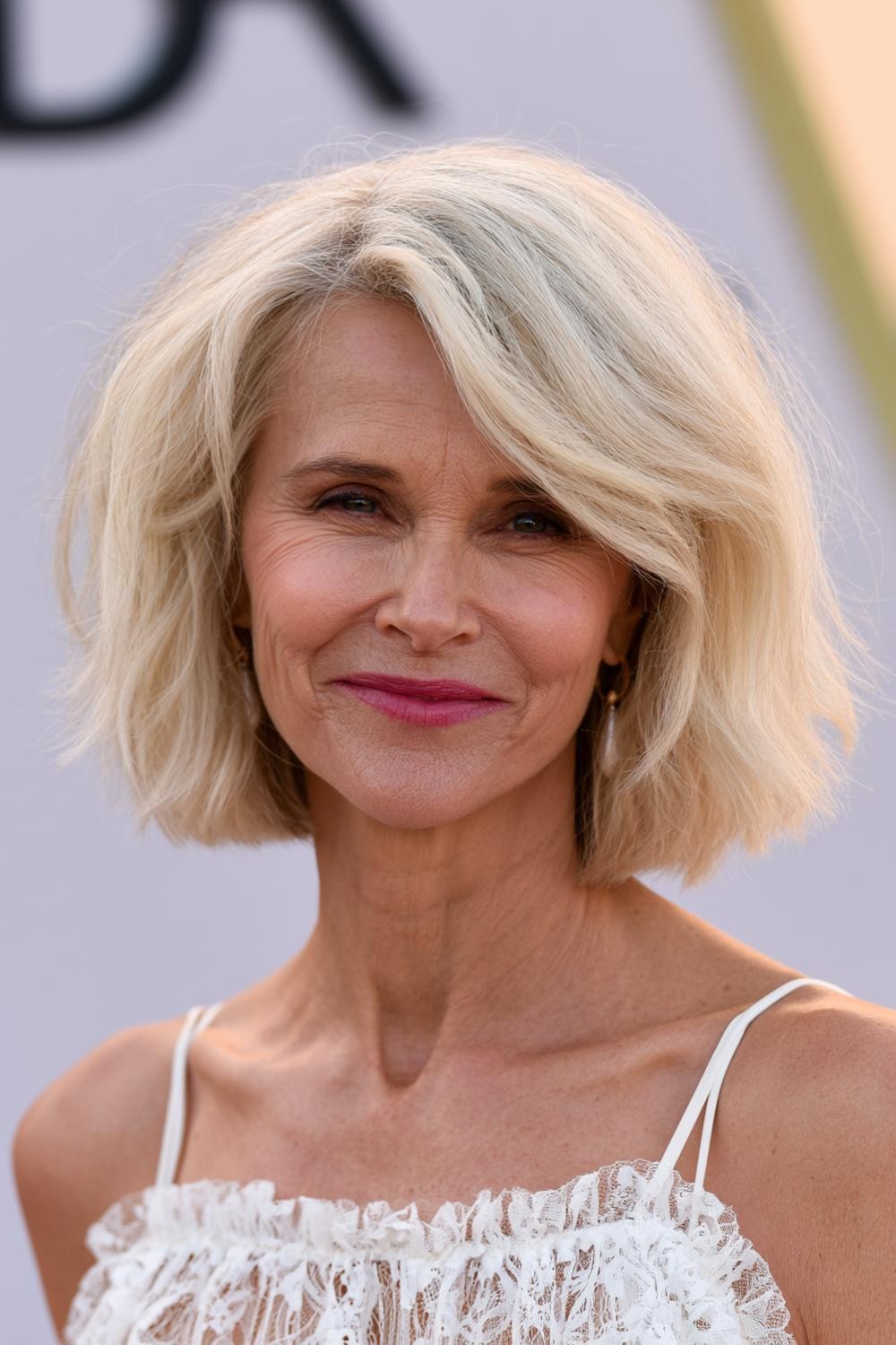 Platinblonder Wellen-Bob