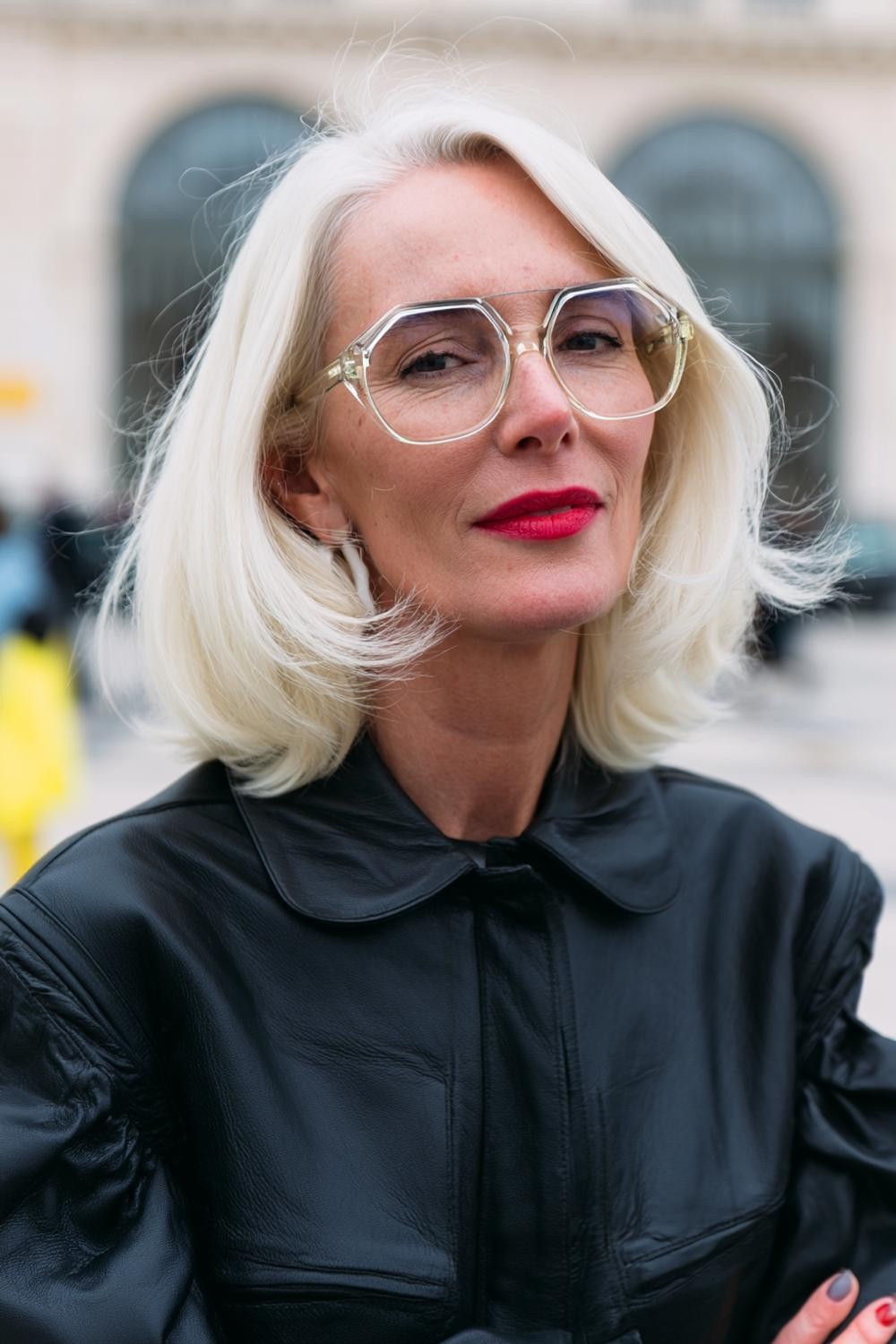 Platinblond mit Statement-Brille