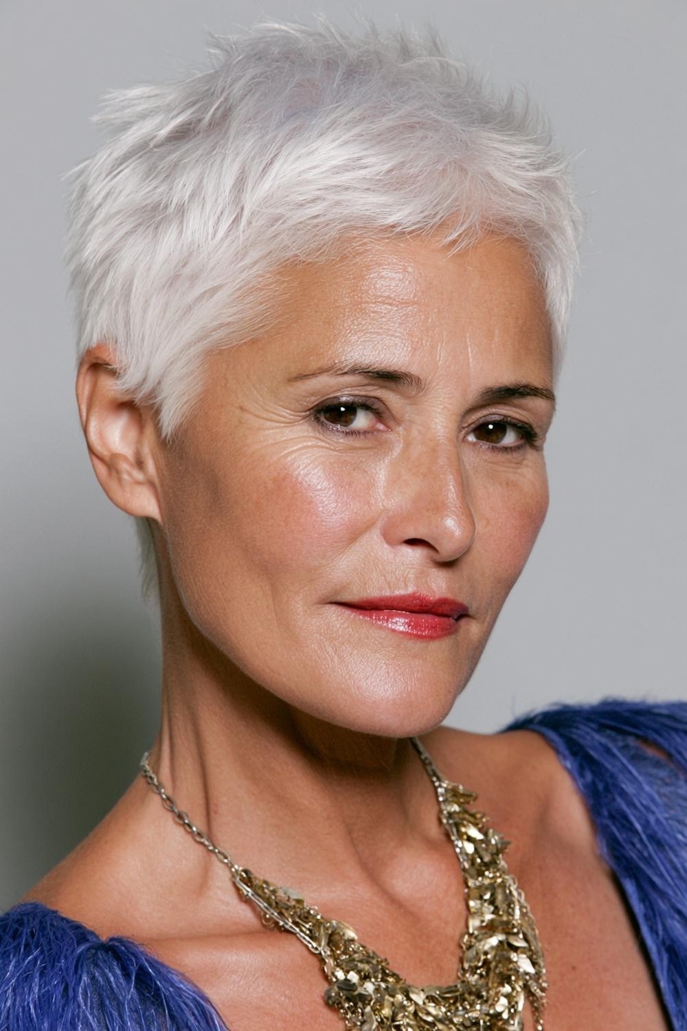 Voluminöser Seitenscheitel-Look
