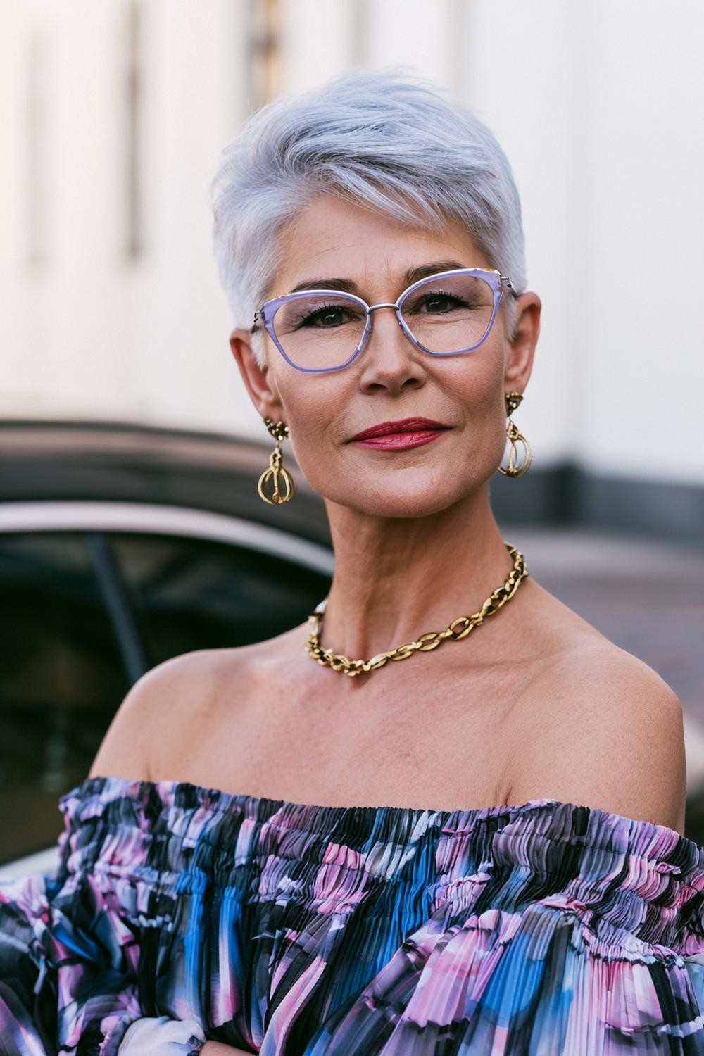 Glamouröser Seitenscheitel mit Goldschmuck