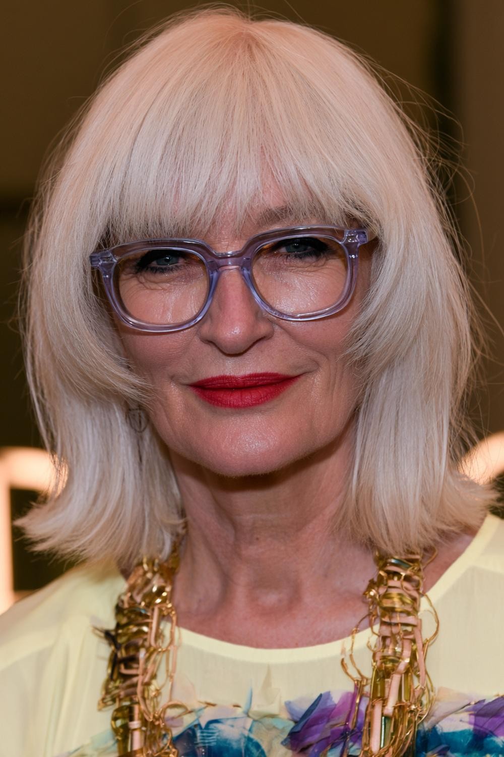 Platinblonder Bob mit transparenter Brille