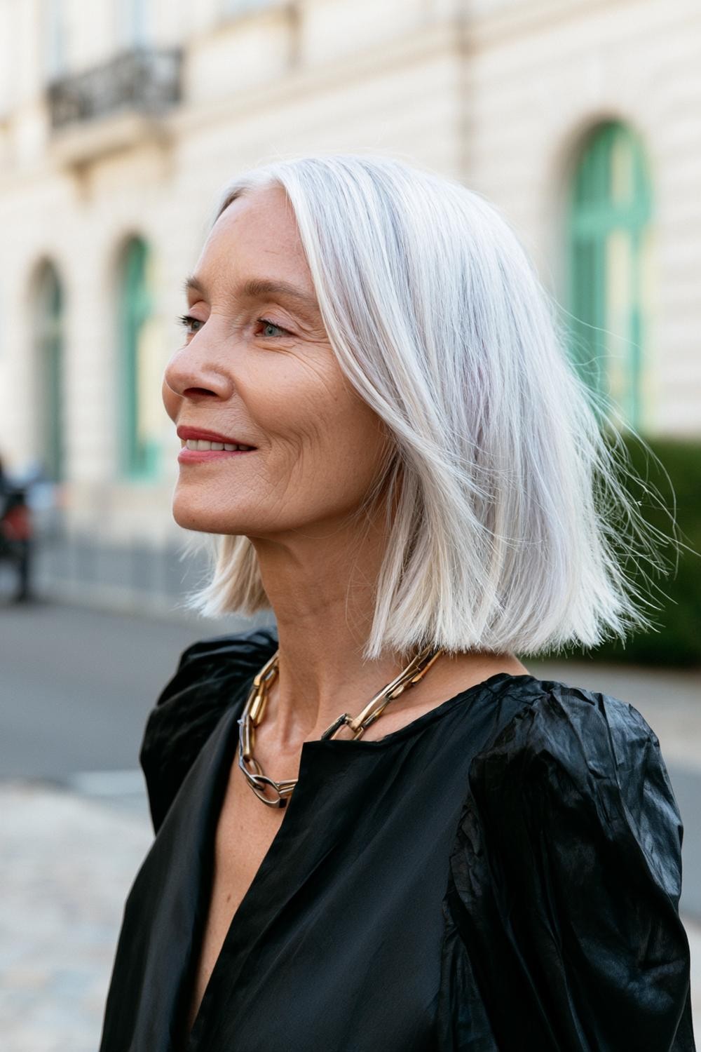 Platinblonder Sleek-Bob