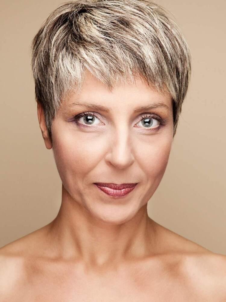 Pixie Cut eckiges Gesicht Frau