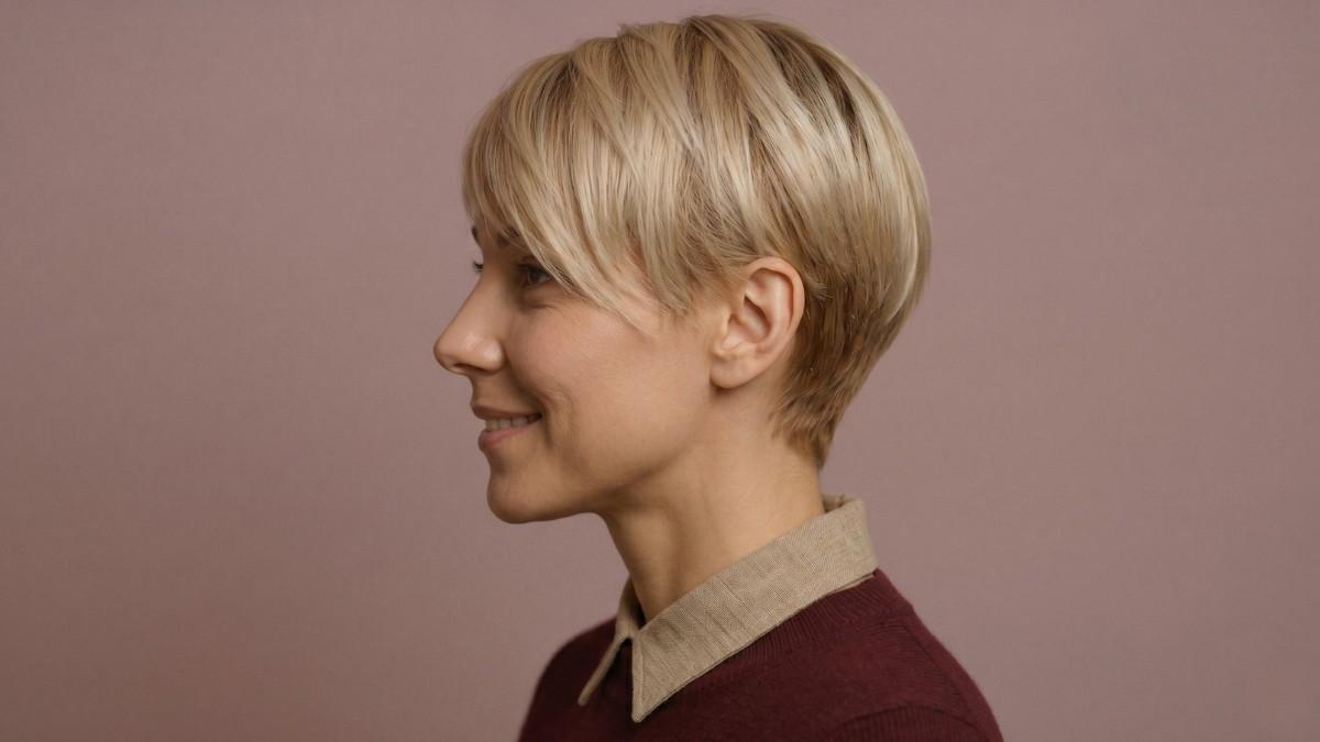 Pixie mit kurzem Nacken blond