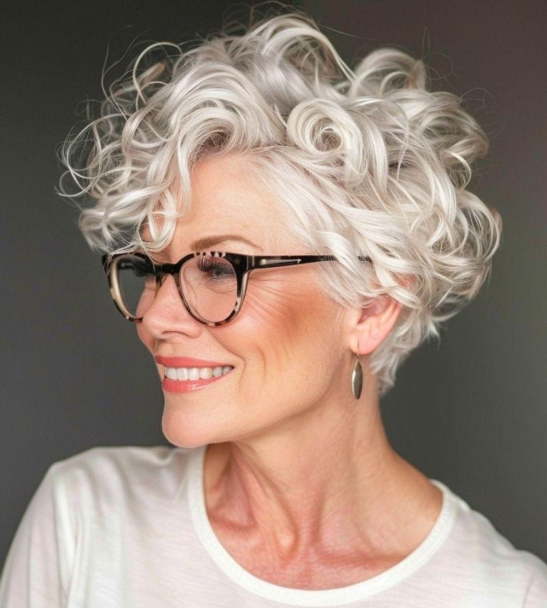 Lockiger Pixie Cut Frau über 50