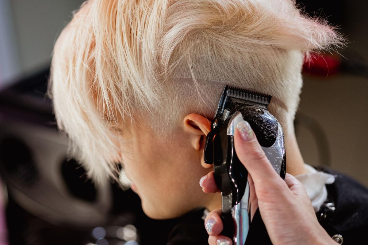 Pixie mit Rasur Detail blond