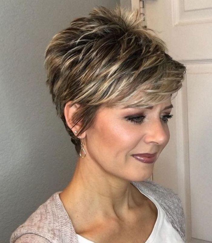 Pixie Cut mit Strähnen