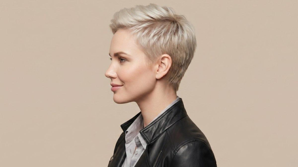 Platinblonder Pixie Cut