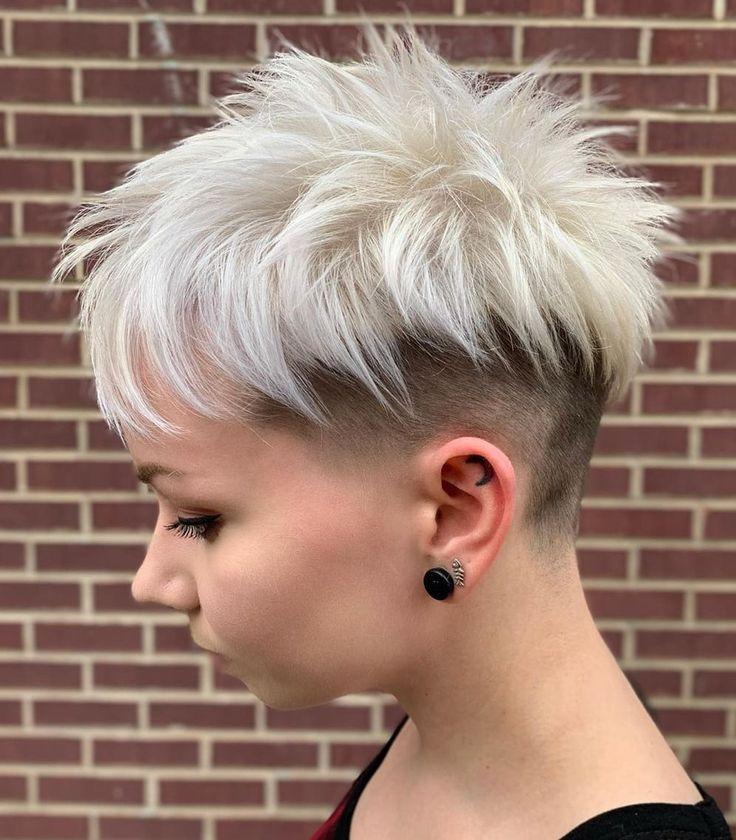 Platinblonder Pixie mit Undercut