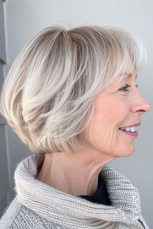 Kurzer blonder Bob mit Volumen