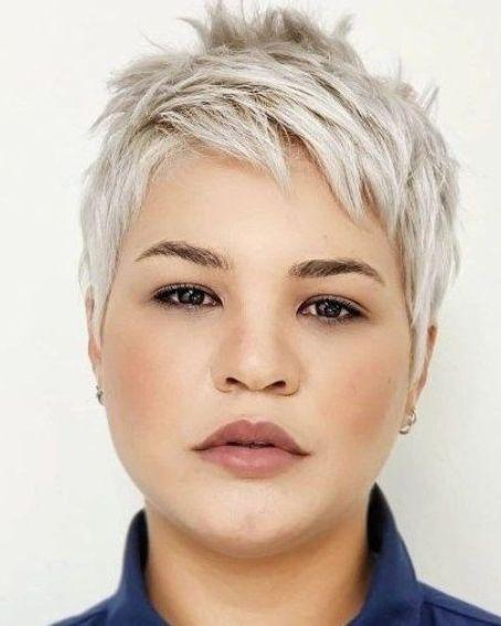 Pixie Cut rundes Gesicht