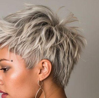 Fransiger silberner Pixie Cut