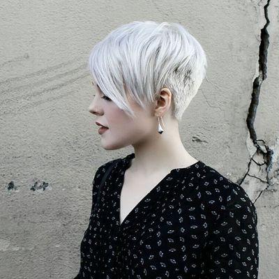 Platin silberner Pixie Cut