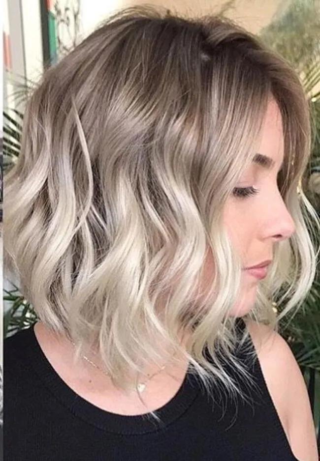 Aschblonder Wavy Bob